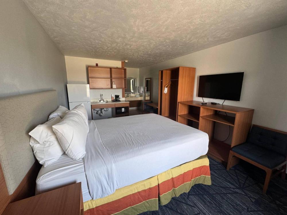 Deluxe Queen Room - Non-Smoking interior